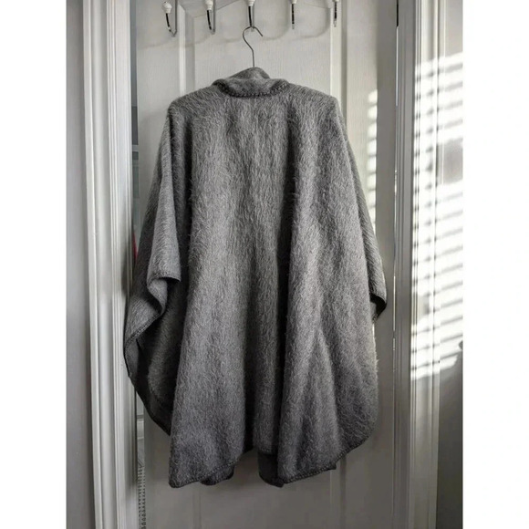 Alpaca Winter Poncho - Picture 5 of 9